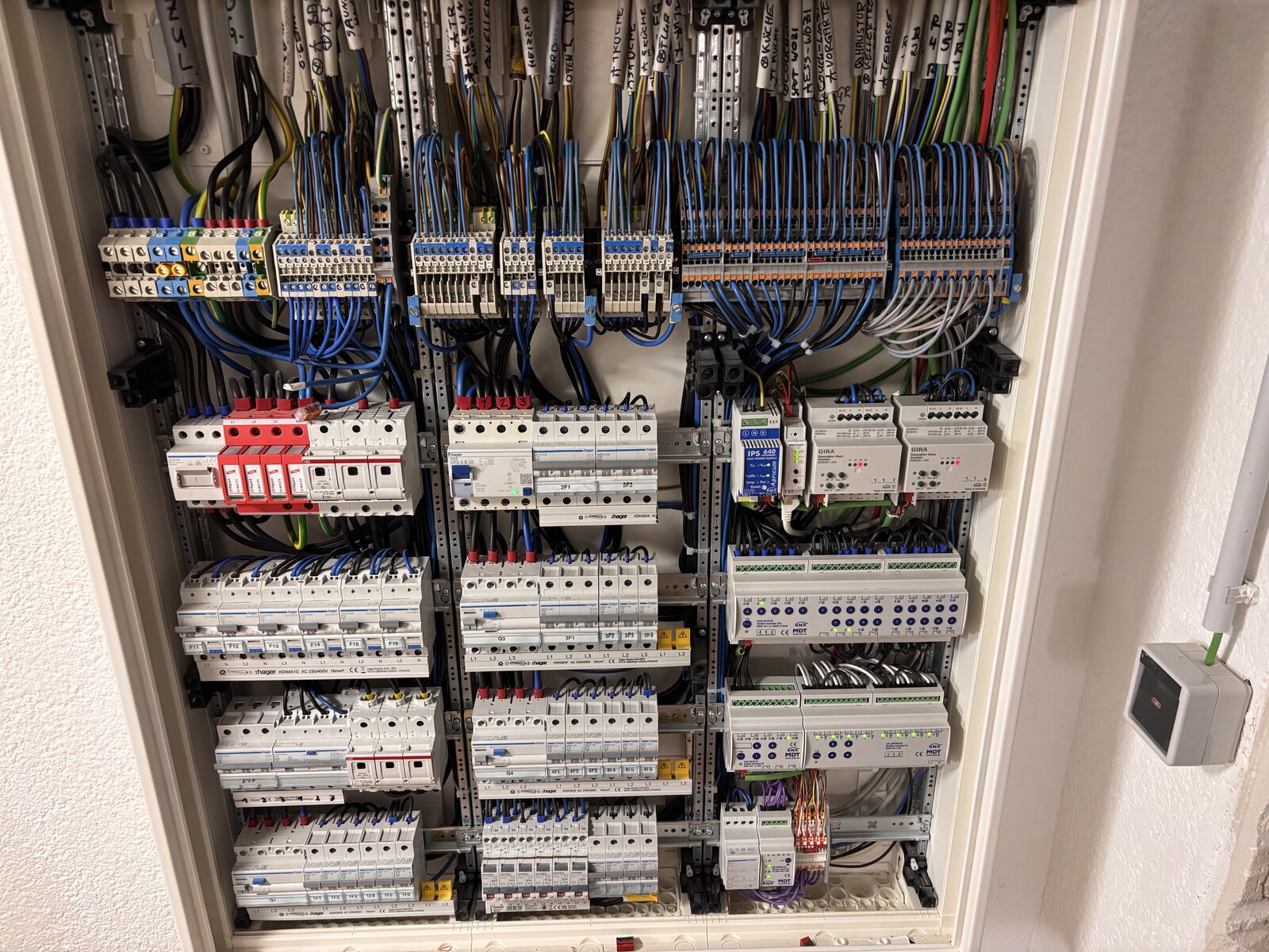 Detailansicht des KNX-Schaltschranks mit sauberer Verkabelung und professionellem Aufbau